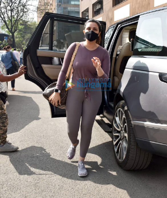 Photos: Parineeti Chopra snapped in Andheri