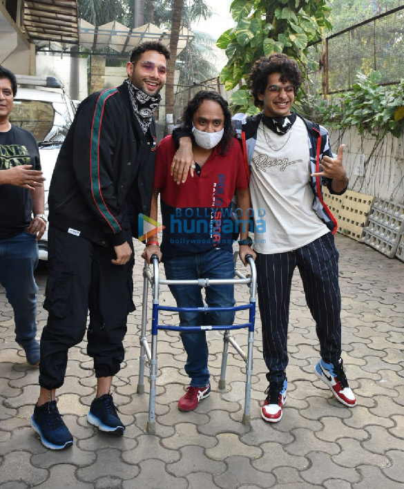 Photos: PhoneBhoot cast Katrina Kaif, Ishaan Khatter and Siddhant Chaturvedi snapped at a dance class in Andheri Photos: PhoneBhoot cast Katrina Kaif, Ishaan Khatter and Siddhant Chaturvedi snapped at a dance class in Andheri