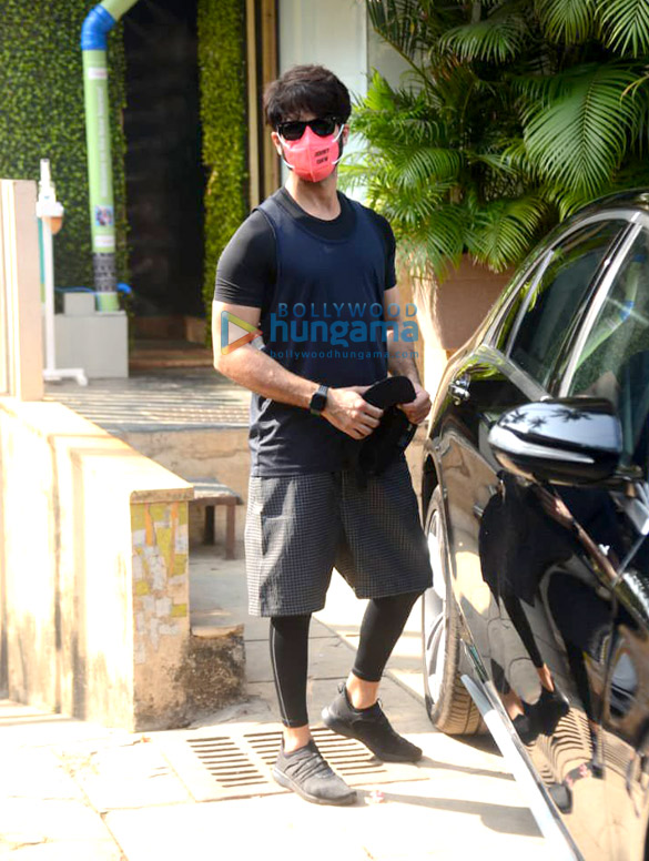 Photos: Shahid Kapoor snapped in Juhu Photos: Shahid Kapoor snapped in Juhu