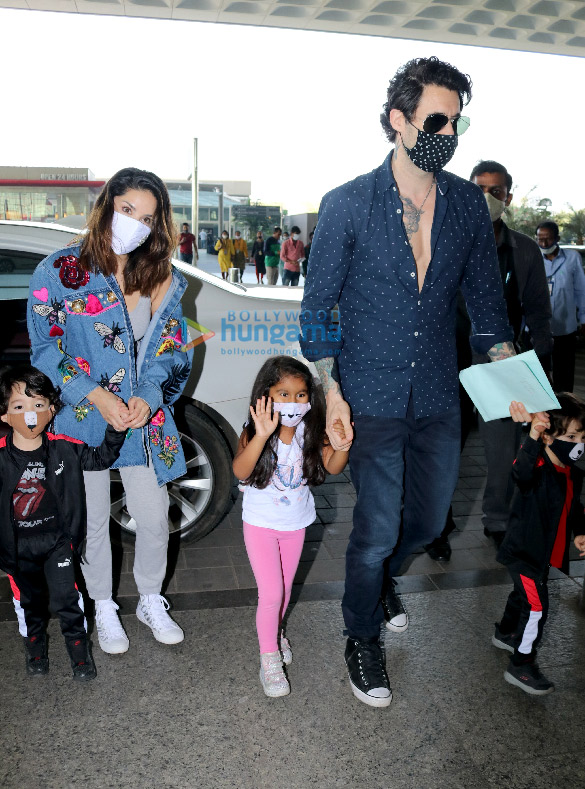 Photos: Sunny Leone, Daniel Weber, Kartik Aaryan and others snapped at the airport