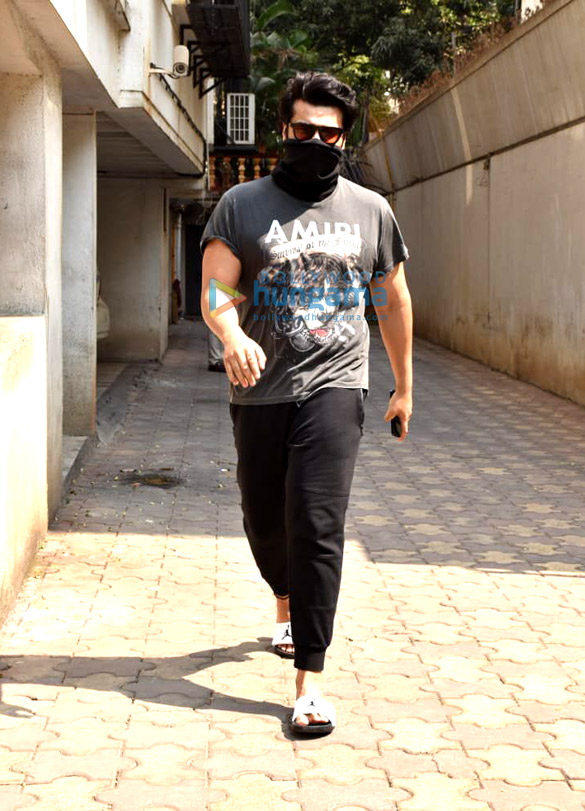 Photos: Arjun Kapoor snapped at a clinic in Juhu Photos: Arjun Kapoor snapped at a clinic in Juhu