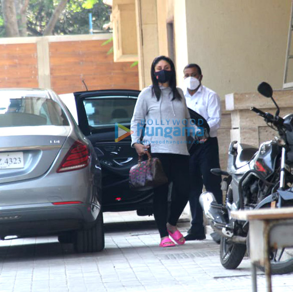 Photos: Kareena Kapoor Khan snapped at Amrita Arora’s house in Bandra Photos: Kareena Kapoor Khan snapped at Amrita Arora's house in Bandra
