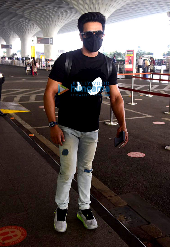 Photos: Pulkit Samrat, Isabelle Kaif, Sandeepa Dhar others snapped at the airport Photos: Pulkit Samrat, Isabelle Kaif and Sandeepa Dhar snapped at the airport