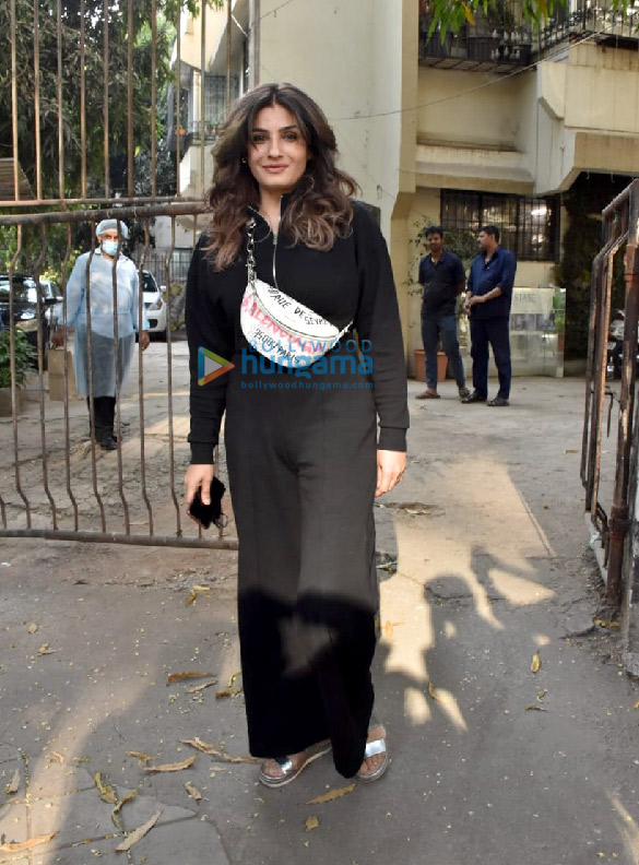 Photos: Raveena Tandon snapped at salon in Juhu Photos: Raveena Tandon snapped at salon in Juhu