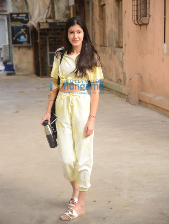 Photos: Shanaya Kapoor snapped at dance class in Bandra Photos: Shanaya Kapoor snapped at dance class in Bandra