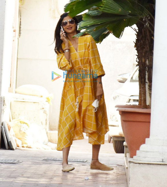 Photos: Shilpa Shetty snapped with her family in Juhu
