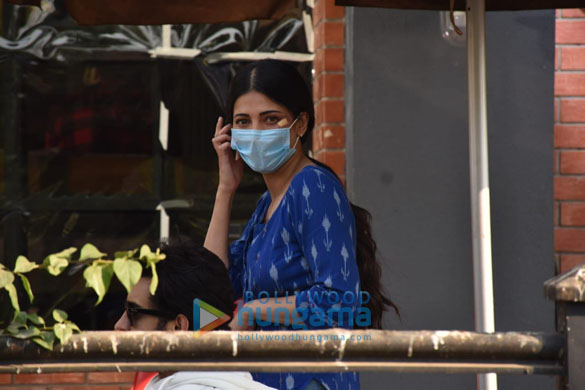 Photos: Shruti Haasan spotted on location in Lokhandwala