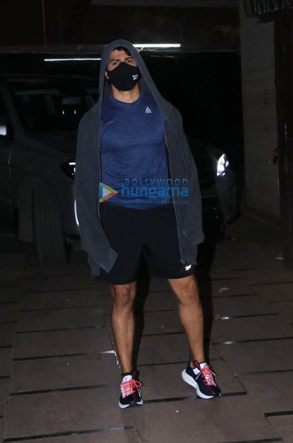 Photos: Varun Dhawan snapped at gym in Juhu