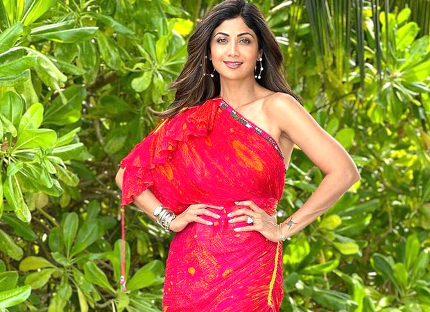 Shilpa Shetty makes a case for perfect beach look in Maldives with printed saree dress worth Rs. 25,000 : Bollywood News - Vimarsana News