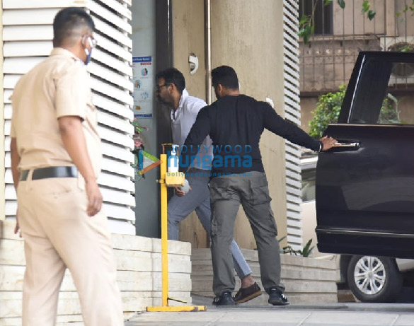 Photos: Ajay Devgn snapped in Juhu