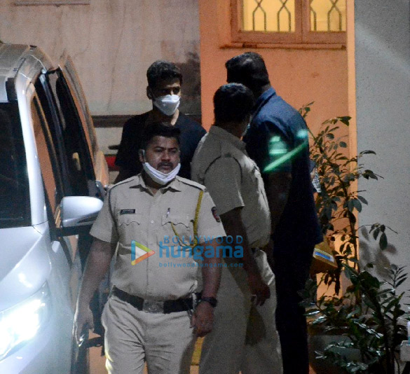 Photos: Akshay Kumar snapped at dubbing studio in Juhu
