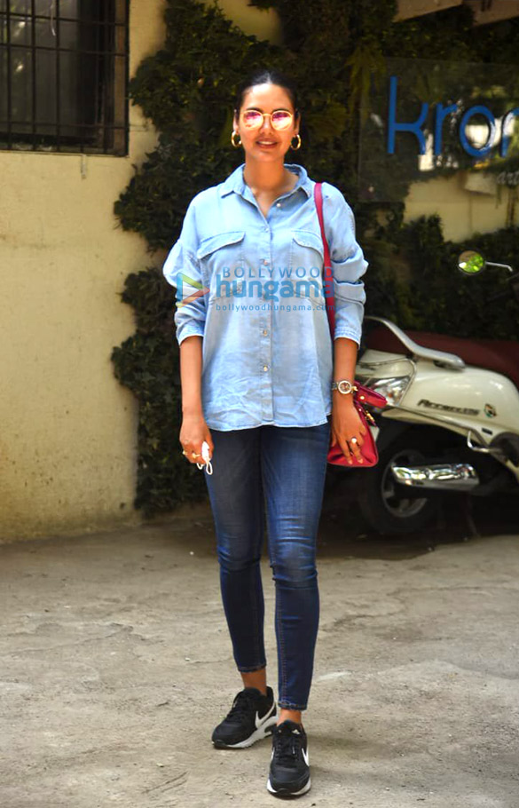 Photos: Esha Gupta spotted at Kromakay salon in Juhu