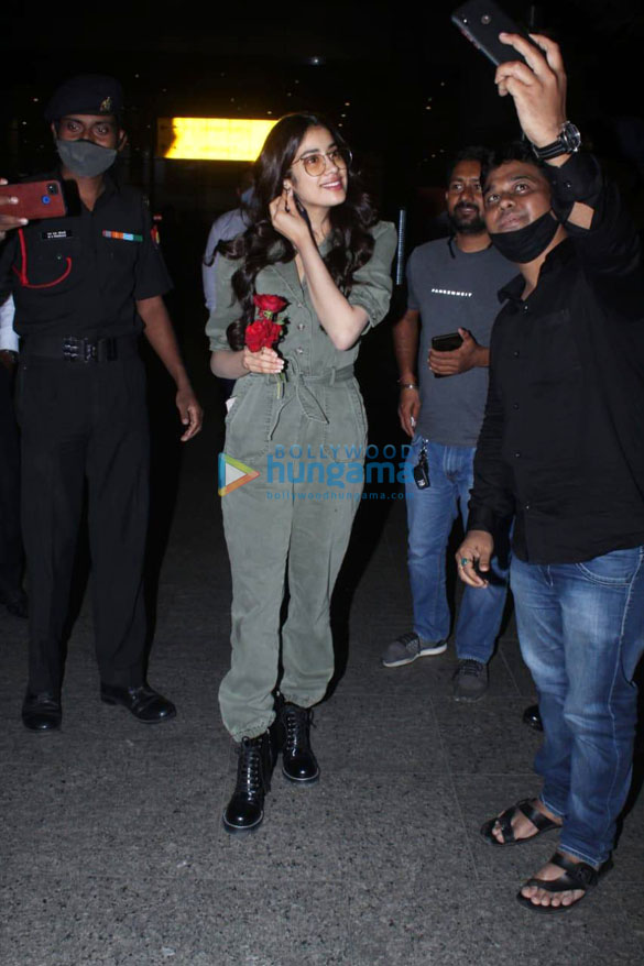 Photos: Janhvi Kapoor celebrates her birthday at the airport