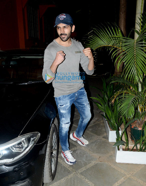 Photos: Kartik Aaryan snapped at a dance class in Juhu