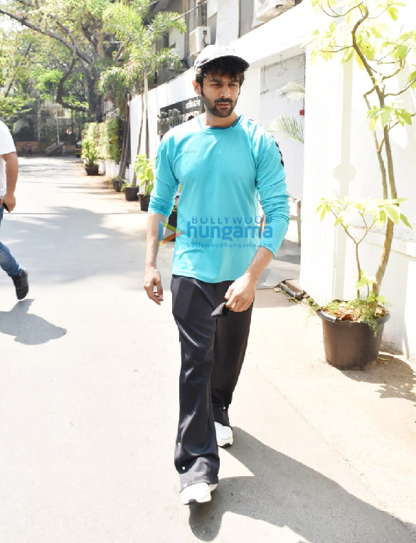 Photos: Kartik Aaryan snapped in Juhu Photos: Kartik Aaryan snapped in Juhu