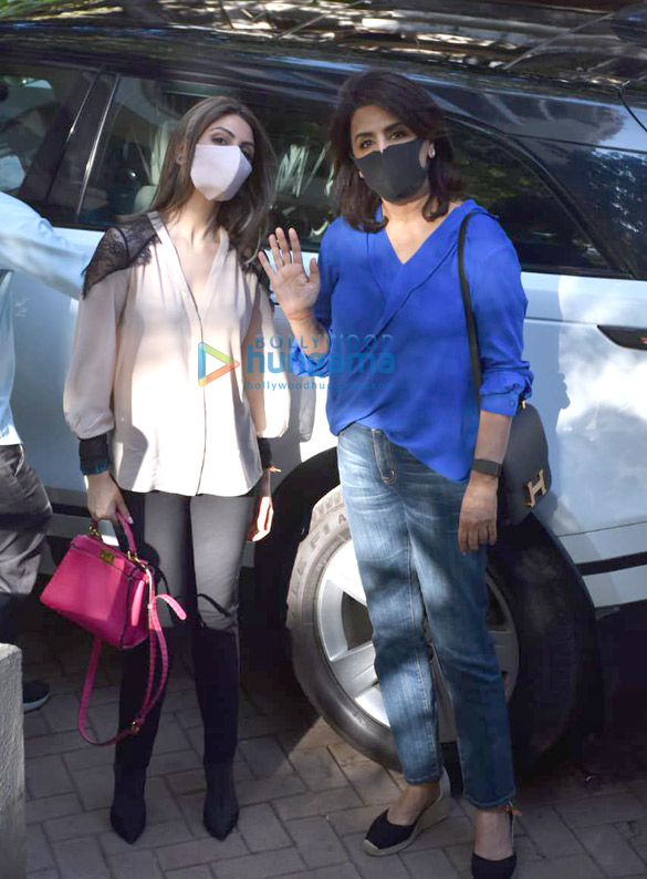 Photos: Randhir Kapoor, Neetu Kapoor and others snapped at Kareena Kapoor Khan’s house in Bandra