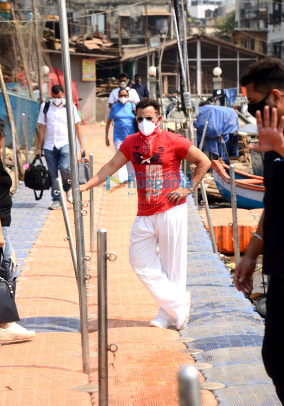 Photos: Saif Ali Khan snapped at Versova jetty in Andheri Photos: Saif Ali Khan snapped at Versova jetty in Andheri