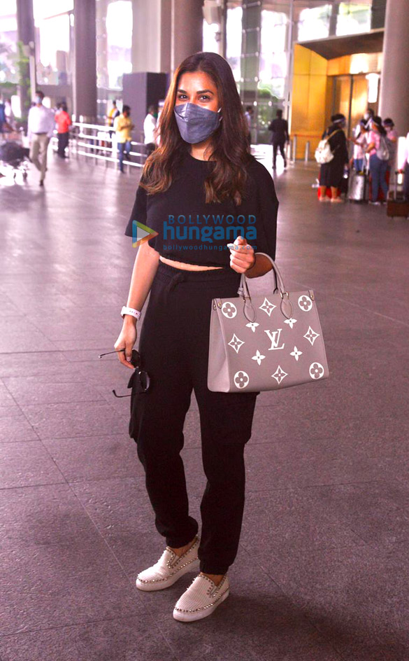 Photos: Sophie Choudry, Kanika Kapoor, Rohit Roy and others snapped at the airport Photos: Sophie Choudry, Kanika Kapoor and Rohit Roy snapped at the airport