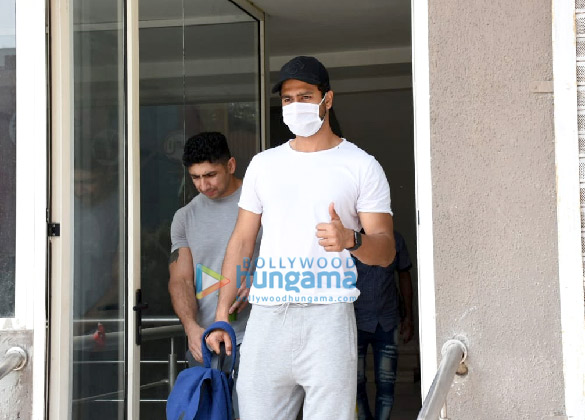 Photos: Vicky Kaushal snapped at a gym in Andheri Photos: Vicky Kaushal snapped at a gym in Andheri