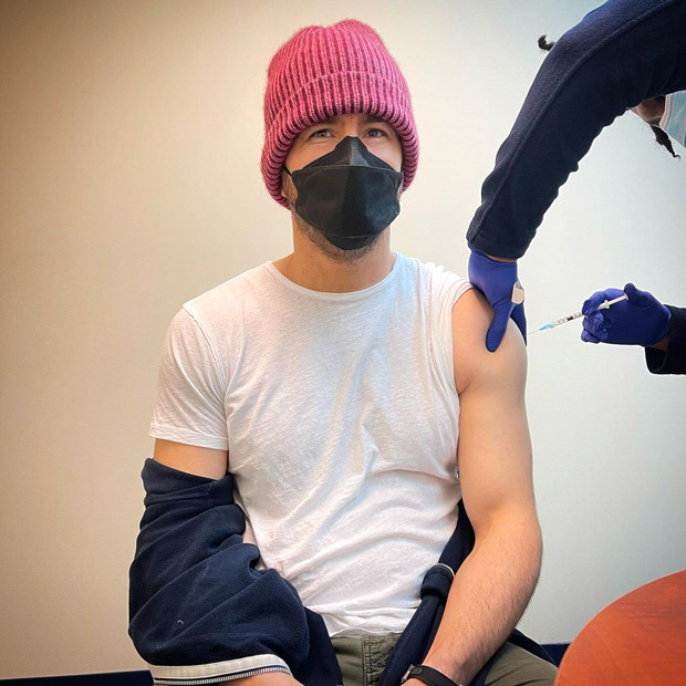 Ryan Reynolds gets first dose of COVID-19 vaccine, quips 'finally got 5G' 
