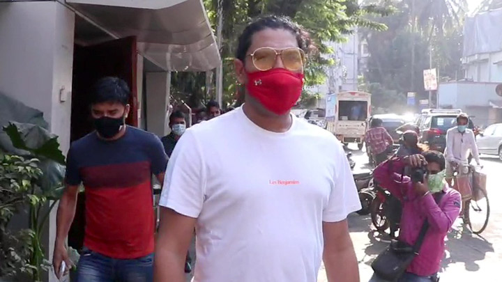 Yuvraj Singh spotted at cafe in Bandra Yuvraj Singh spotted at cafe in Bandra