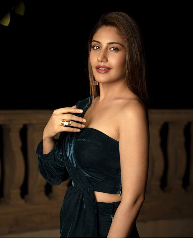 नागिन 5 की अभिनेत्री सुरभि चांदना इसे मखमली जैतून के हरे रंग के को-ऑर्ड सेट में ठाठ रखती हैं