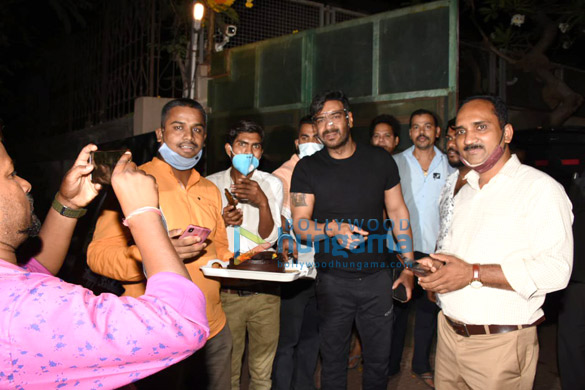 Photos: Ajay Devgn snapped cutting a birthday cake with fans