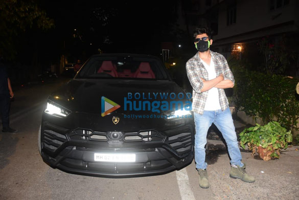 Photos: Kartik Aaryan snapped in Bandra