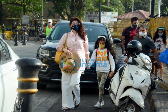 Photos: Twinkle Khanna snapped with her daughter Nitara Kumar at Gateway Of India