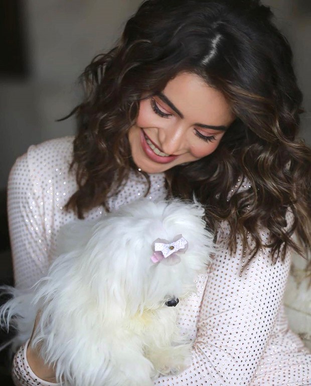 Kasautii-Zindagii-Kay-2-actress-Aamna-Sharif-is-a-vision-in-turtle-neck-mini-dress-poses-with-her-cute-puppy-3.jpg