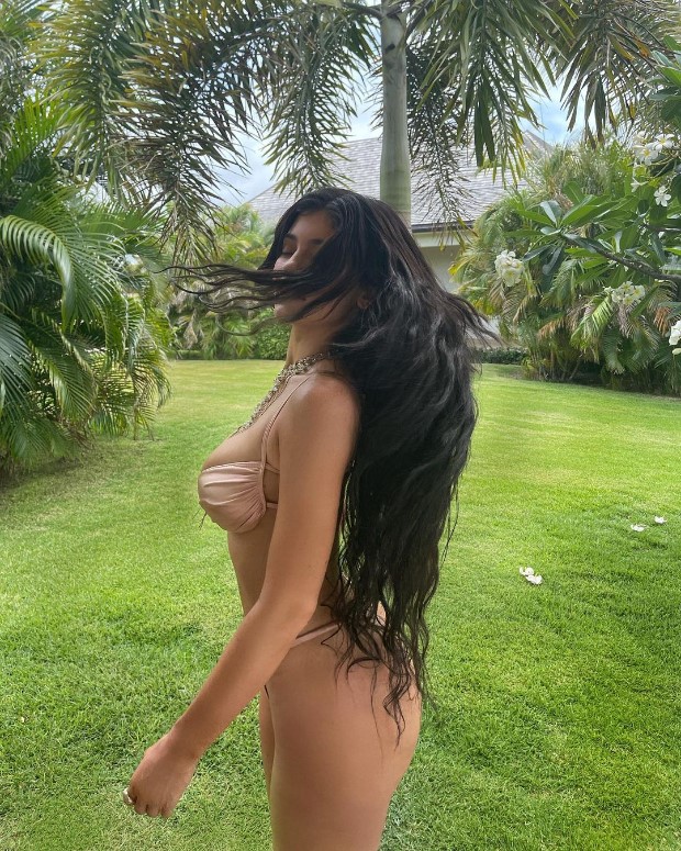 Kylie Jenner sets the temperature soaring in skimpy pink bikini worth Rs. 25,300