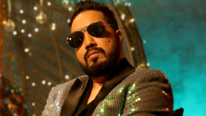 Mika Singh offers monetary help to needy people while cycling Mika Singh offers monetary help to needy people while cycling