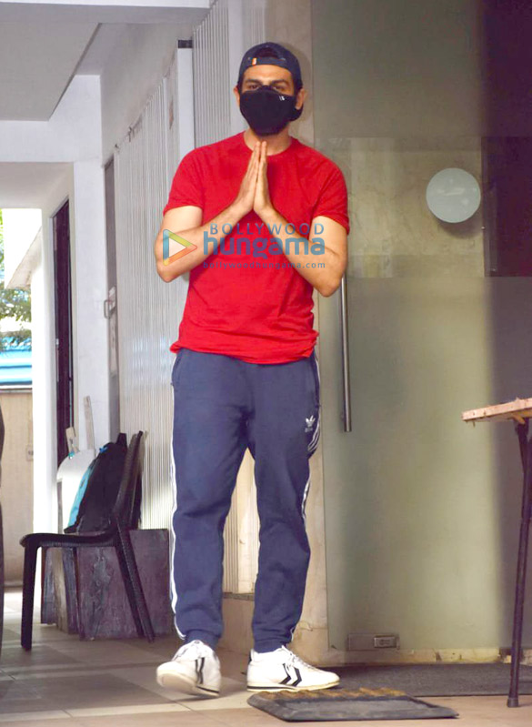Photos: Kartik Aaryan spotted at Nanavati hospital post vaccination