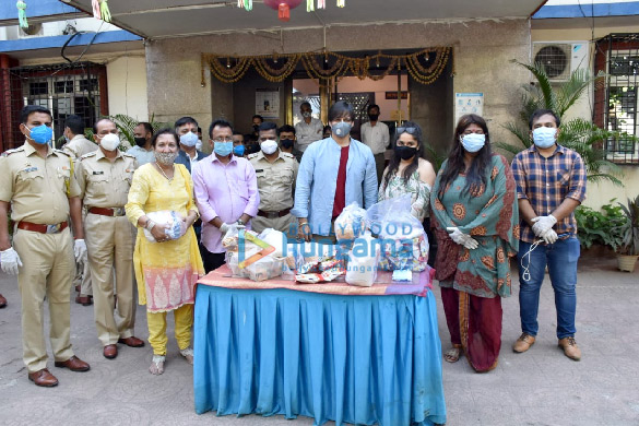 Photos: Vivek Oberoi distributes ration to needy people in Juhu Photos: Vivek Oberoi distributes ration to needy people in Juhu