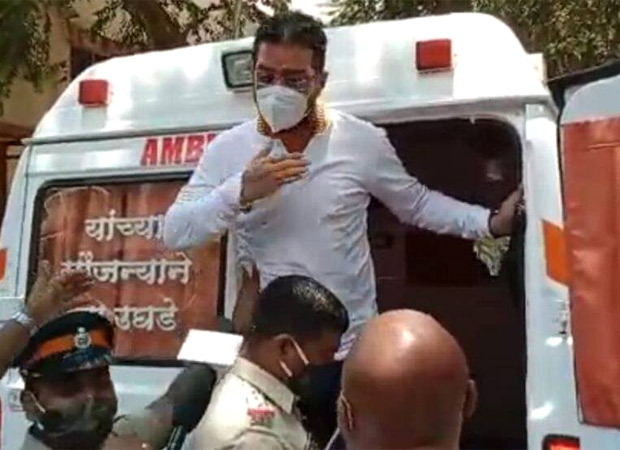 कर्फ्यू के बीच विरोध स्थल तक पहुंचने के लिए एम्बुलेंस का उपयोग करने के बाद हिंदुस्तानी भाऊ गिरफ्तार