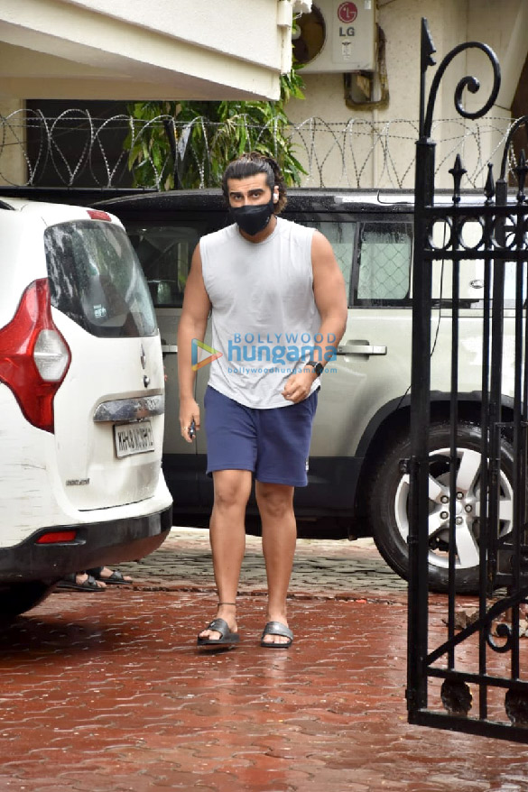 Photos: Arjun Kapoor snapped in Juhu