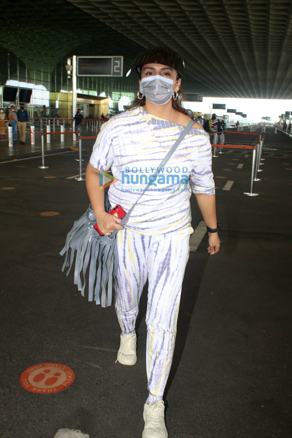 Photos: Huma Qureshi snapped at the airport Photos: Huma Qureshi snapped at the airport