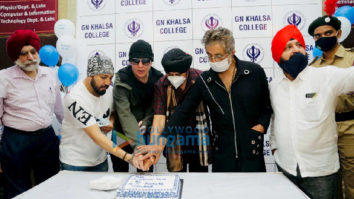 Photos: Mika Singh, Shakti Kapoor and others overlook vaccination of 2000 people