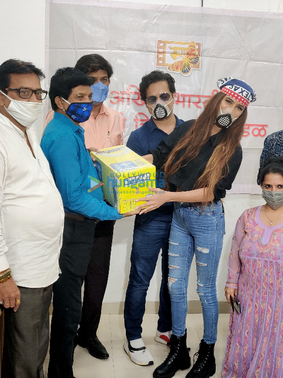 Photos: Poonam Pandey snapped distributing rations and essentials to spot boys