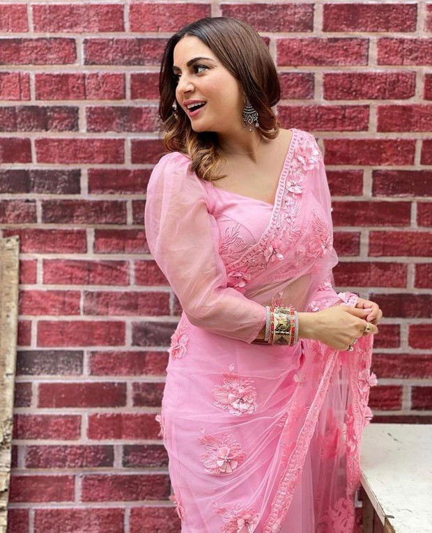 Kundali-Bhagya-actress-Shraddha-Arya-makes-heads-turn-in-stunning-embroidered-pink-saree-1.jpg