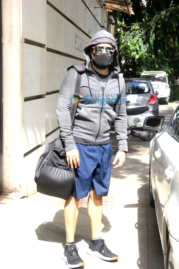 Photos: Emraan Hashmi spotted at the gym in Bandra Photos: Emraan Hashmi spotted at the gym in Bandra
