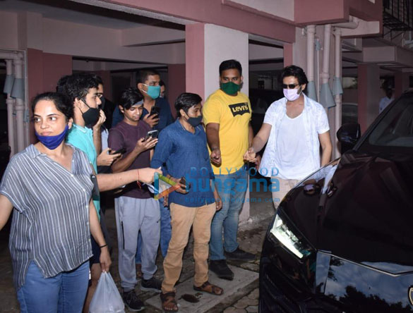 Photos: Kartik Aaryan snapped with fans in Juhu