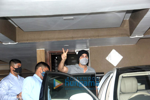 Photos: Ranbir Kapoor spotted outside a clinic in Khar Photos: Ranbir Kapoor spotted outside a clinic in Khar