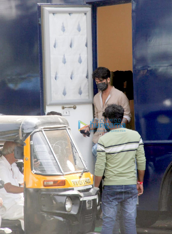 Photos: Shahid Kapoor spotted for a shoot in Bandra Photos: Shahid Kapoor spotted for a shoot in Bandra