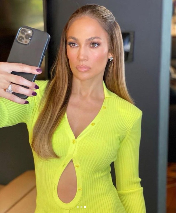 Jennifer-Lopez-looks-ravishing-in-a-neon-dress-1.jpg