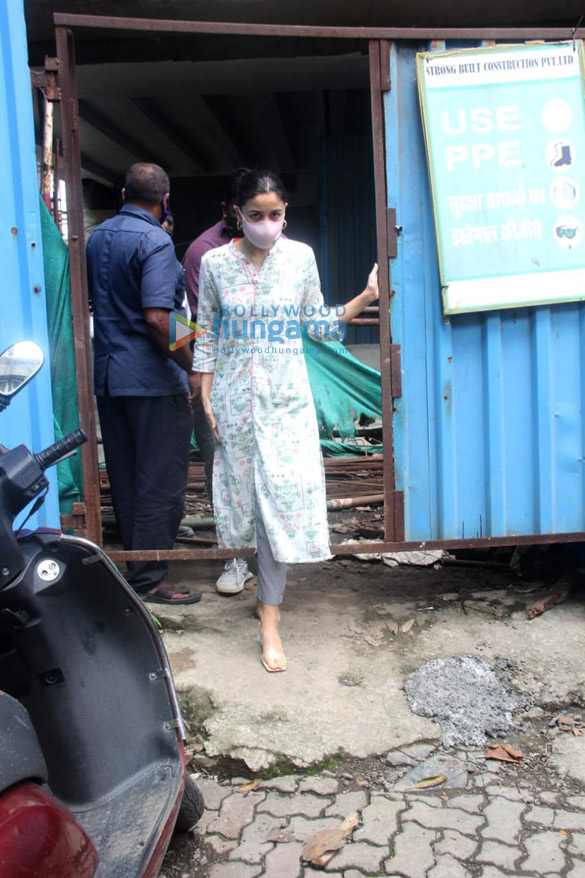 Photos: Alia Bhatt and Neetu Singh snapped at Krishna Raj’s bungalow Photos: Alia Bhatt and Neetu Kapoor snapped at Krishna Raj's bungalow