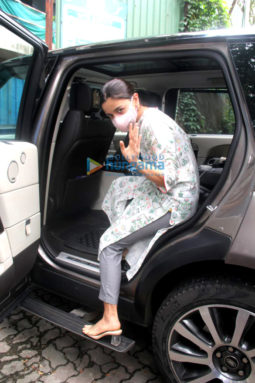 Photos: Alia Bhatt and Neetu Kapoor snapped at Krishna Raj's bungalow