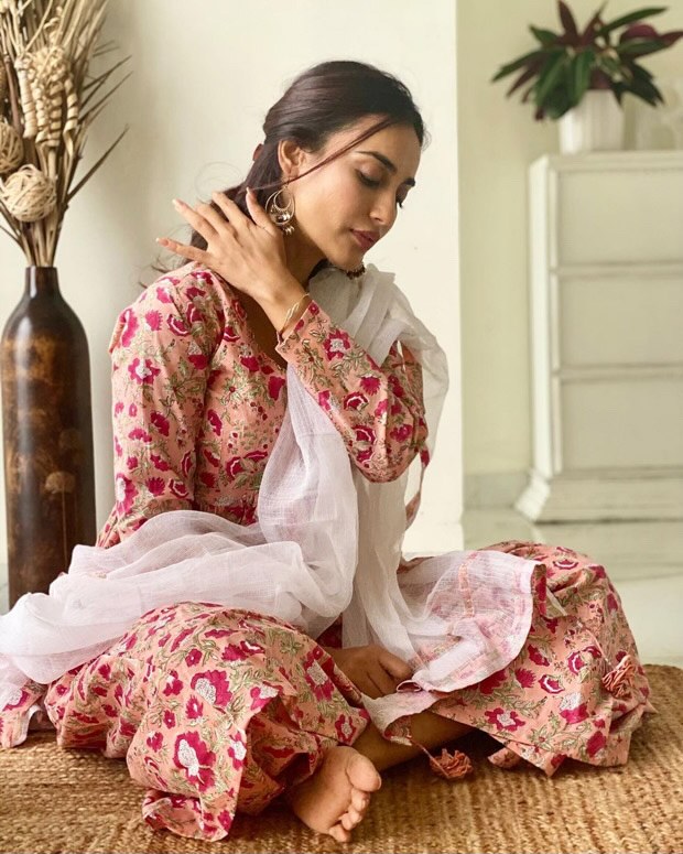 Qubool-Hai-actress-Surbhi-Jyoti-shares-a-graceful-desi-avatar-in-a-beautiful-floral-printed-kurta-set-1.jpg