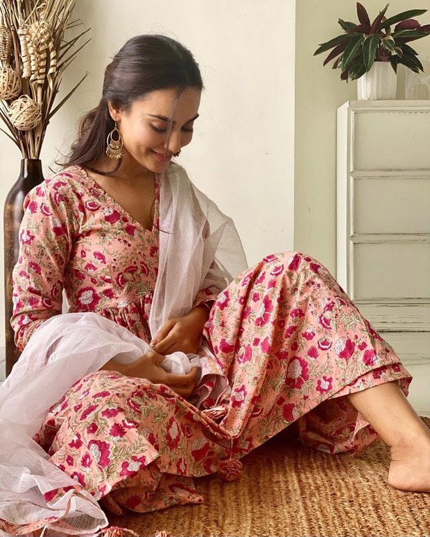 Qubool-Hai-actress-Surbhi-Jyoti-shares-a-graceful-desi-avatar-in-a-beautiful-floral-printed-kurta-set-4.jpg