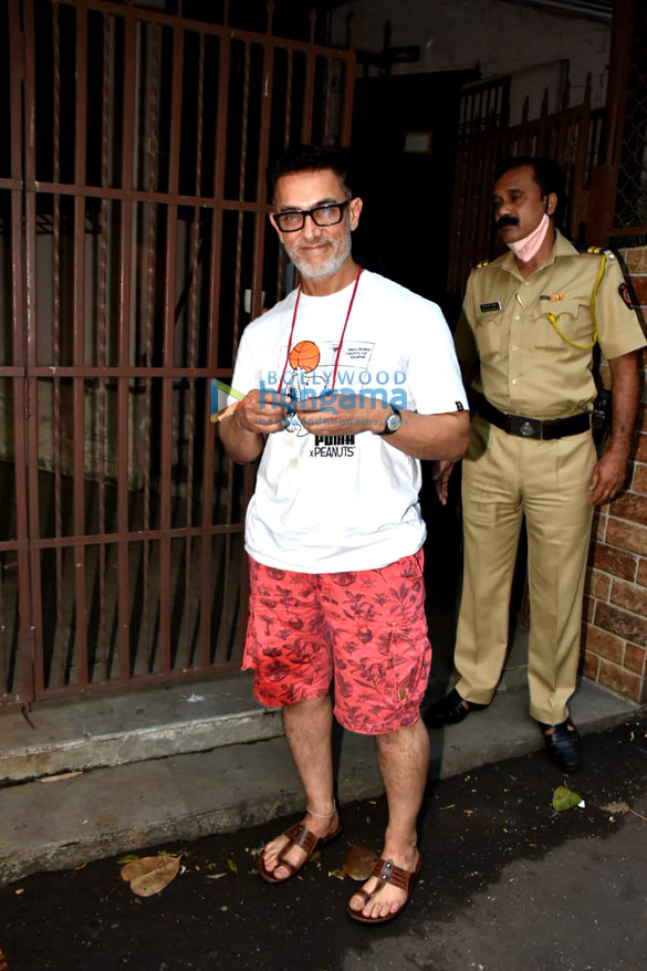 Photos: Aamir Khan spotted in Bandra Photos: Aamir Khan spotted in Bandra
